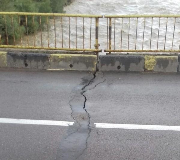 Suceava: Traficul pe podul Milișăuți, pe DN 2H, închis din cauza riscului de prăbușire