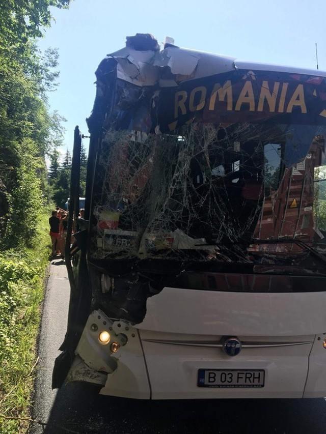 Autocarul loturilor României de juniori la handbal pe plajă, implicat într-un accident în Muntenegru