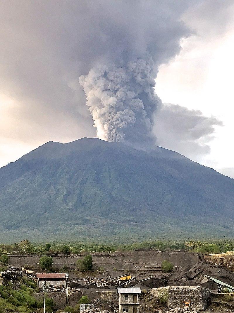 Vulcanul Agung a aruncat o coloană de cenuşă de 2 kilometri