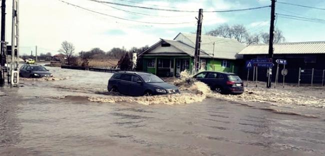 Atenţie şoferi! Patru drumuri, închise circulaţiei în urma inundaţiilor din ultimele zile