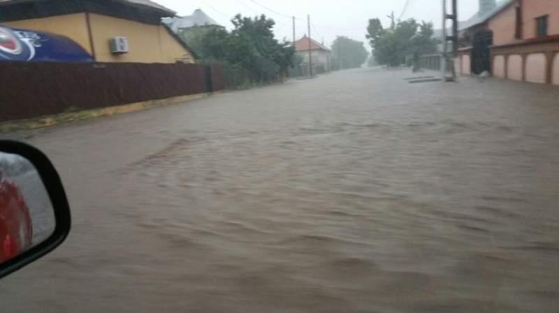 Braşov: Sute de gospodării afectate, zeci de poduri şi podeţe distruse şi peste 1000 de hectare de teren arabil inundate