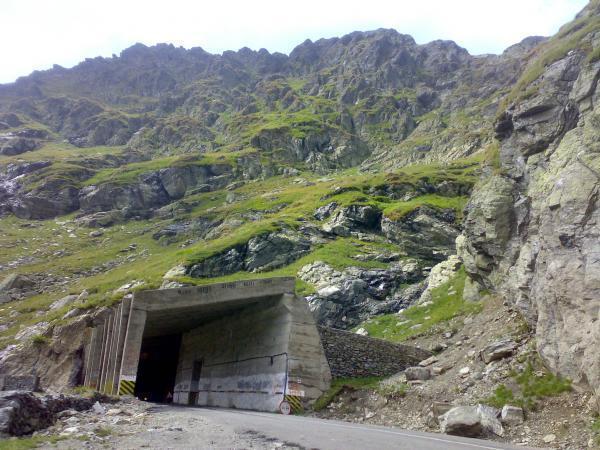 Traficul rutier va fi închis vineri, în intervalul orar 12:30 - 15:00, în tunelul situat pe Transfăgărăşan
