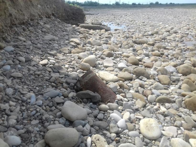 Un proiectil exploziv şi mai multe cartuşe de infanterie au fost găsite în malul albiei râului Şuşiţa