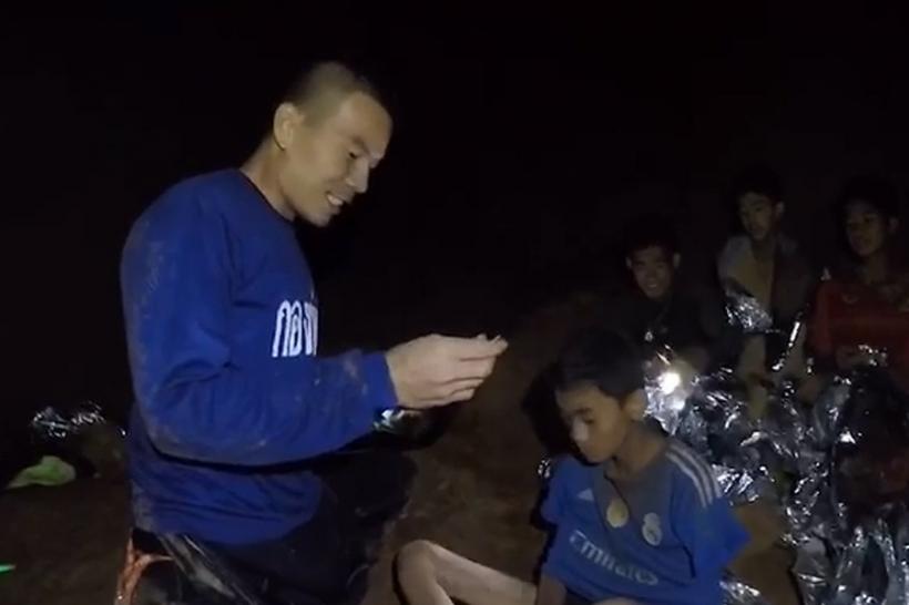 VIDEO - Peştera inundată din Thailanda - Evacuarea copiilor, în suspans
