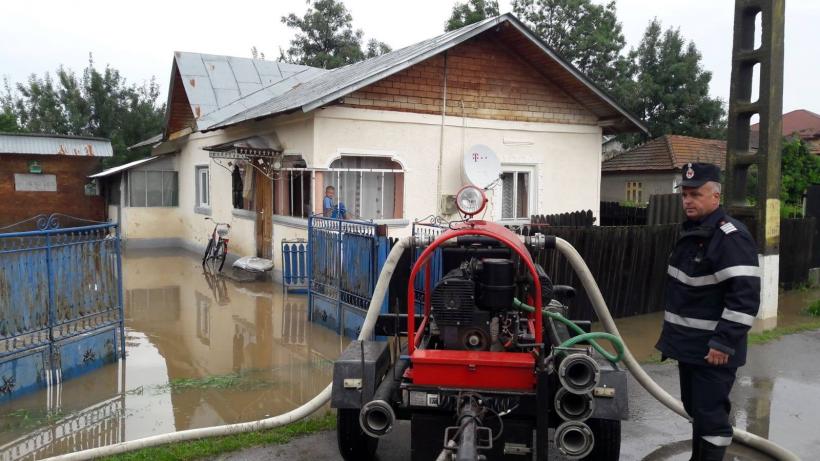 Mai multe gospodării inundate în Gura Şuţii, Dâmboviţa