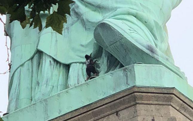 Protest pe Statuia Libertăţii împotriva politicilor de toleranţă zero ale lui Donald Trump