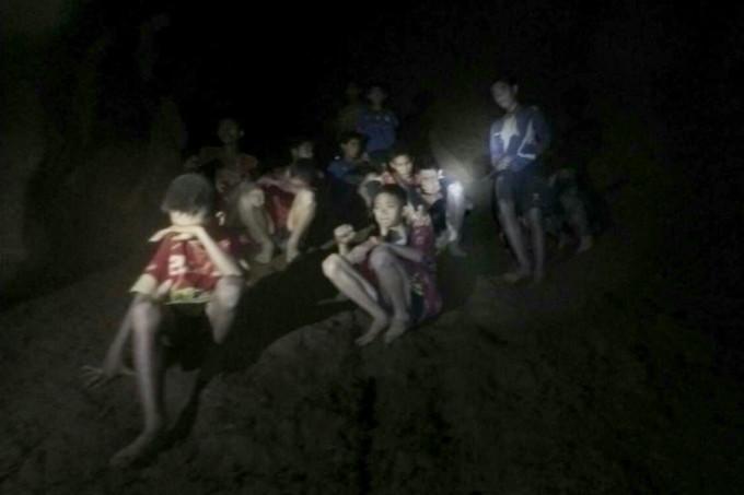 Salvatorii se întrec cu ploaia pentru a salva echipa de fotbal blocată într-o peşteră inundată din Thailanda
