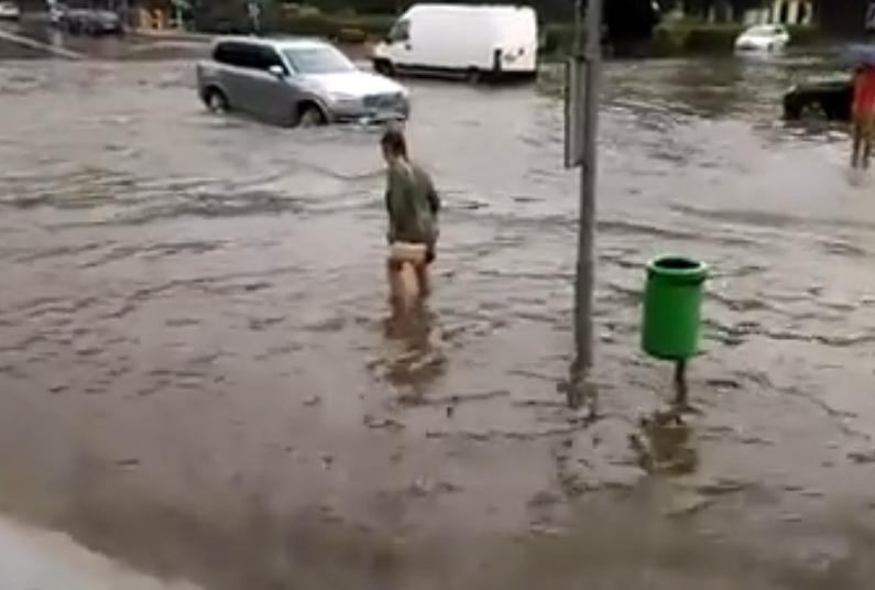 VIDEO - Slobozia a ajuns sub ape după o ploaie torențială