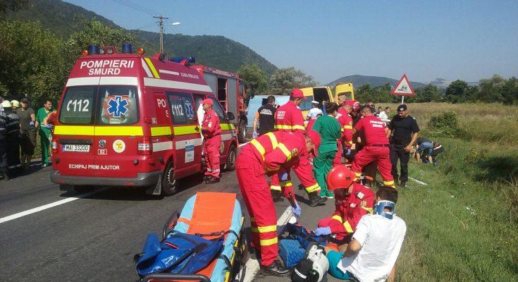 Cinci persoane, între care doi minori, rănite într-un accident pe DN7, în apropiere de Deva 
