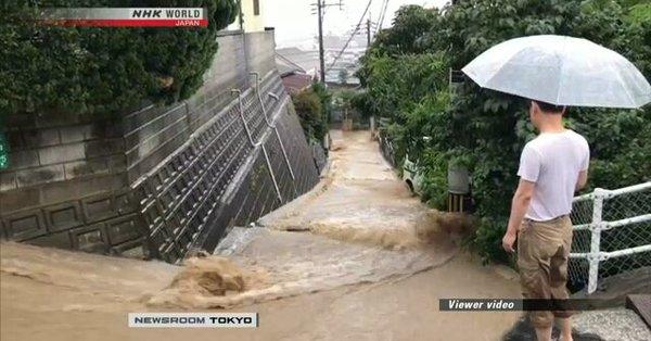 VIDEO - Patru decese şi sute de mii de persoane evacuate în Japonia din cauza precipitaţiilor intense