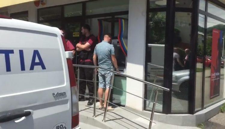 Percheziții la suspecții care au pus la cale un jaf armat de la o bancă din Baia Mare