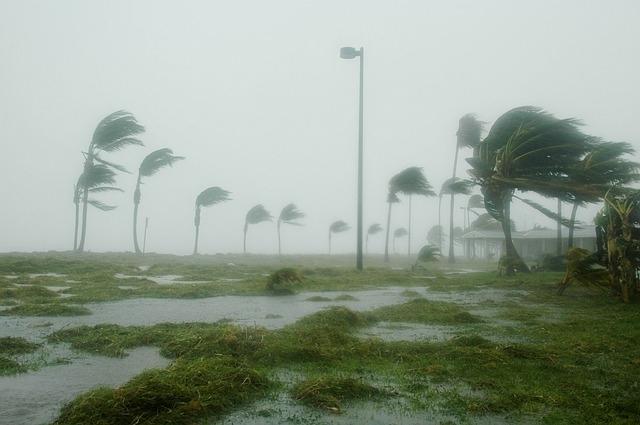 Uraganul Beryl scade în intensitate în drum spre Antilele Mici