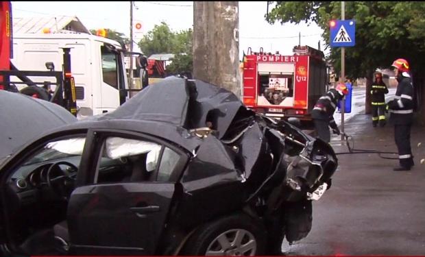 Accident GRAV în București. O mașină s-a încolăcit pe un stâlp de beton. Patru persoane au ajuns la spital
