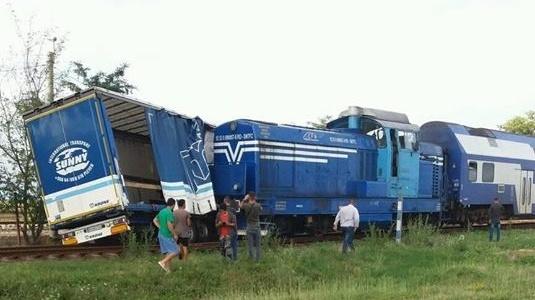 Accident între un tren şi un TIR. Traficul feroviar pe relaţia Craiova - Calafat a fost întrerupt