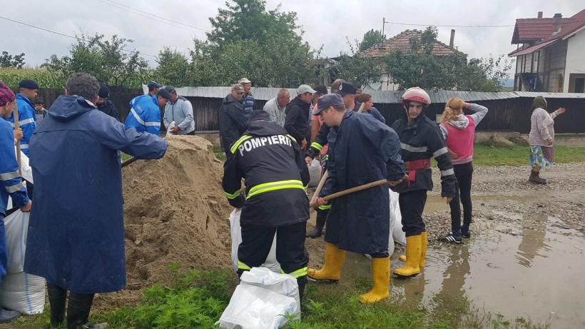 Peste 70 de persoane din localitatea Băbeni au fost evacuate din locuinţe din cauza inundaţiilor
