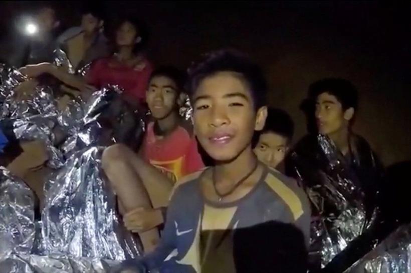 Cei 12 copii și antrenorul lor, care au rămas blocați în peștera inundată din Thailanda, au fost salvați
