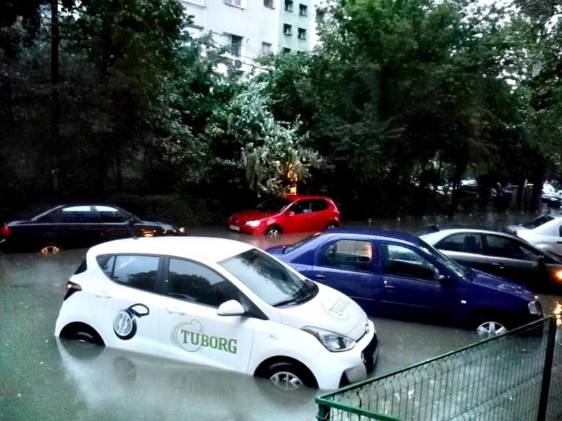 VIDEO - Inundații în mai multe zone din București. Pe mai multe străzi, apa ajunge până la 50 de cm