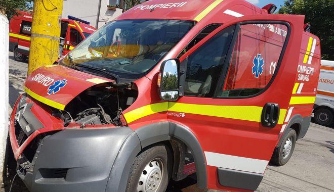 Accident între un autoturism și o ambulanță SMURD aflată în misiune