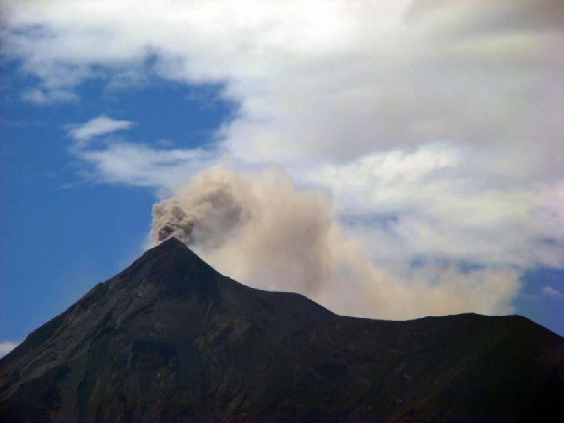 Vulcanul Fuego din Guatemala şi-a intensificat activitatea