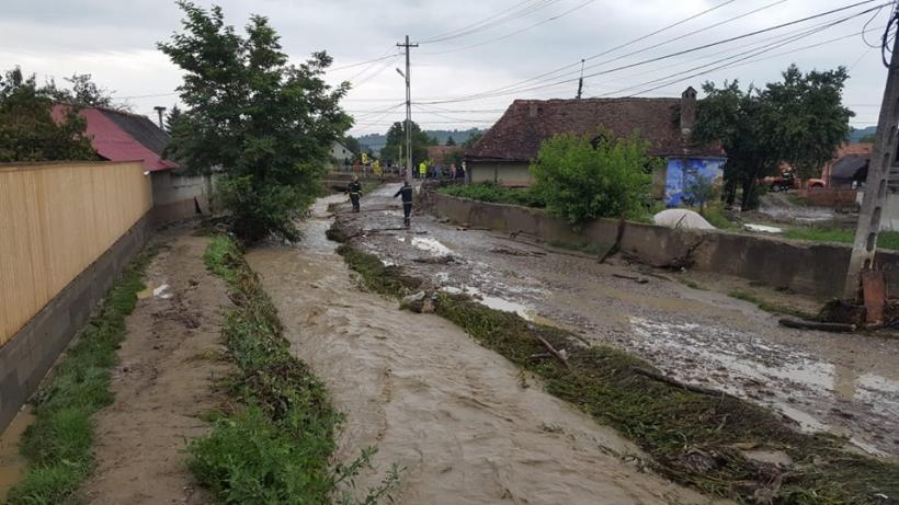 Mureş: Zece gospodării, inundate la Reghin în urma ploilor abundente