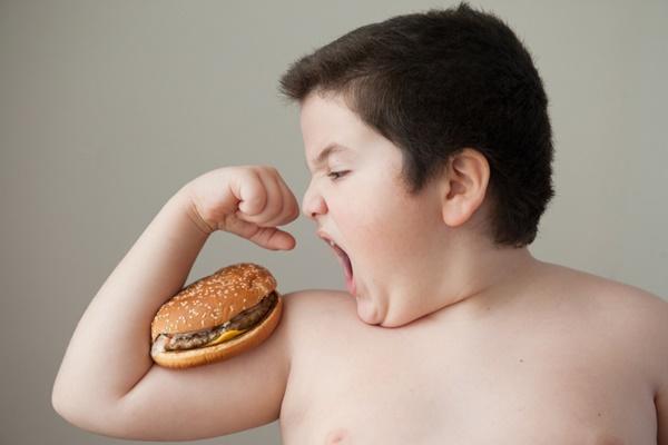 Prevenirea obezității infantile - cum acționezi? Sfaturile unui specialist în endocrinologie pediatrică