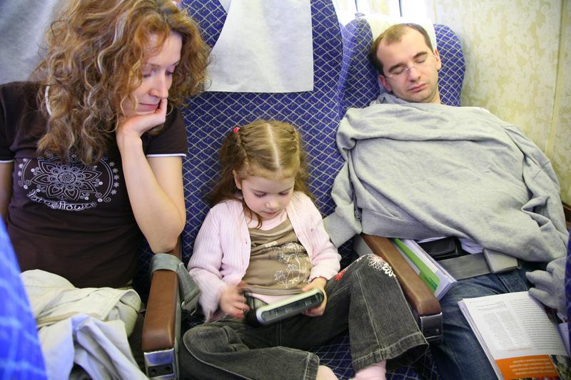 10 reguli de aur pentru părinții care călătoresc cu avionul împreună cu copiii