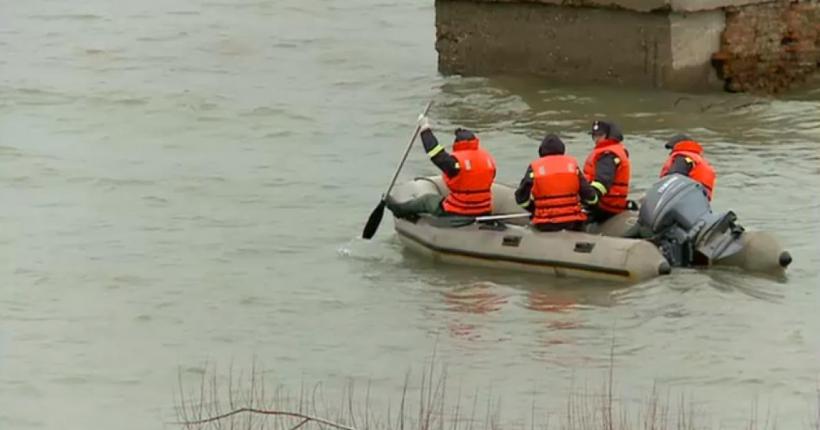 Misiune dificiă de salvare a unui copil căzut în râul Olt