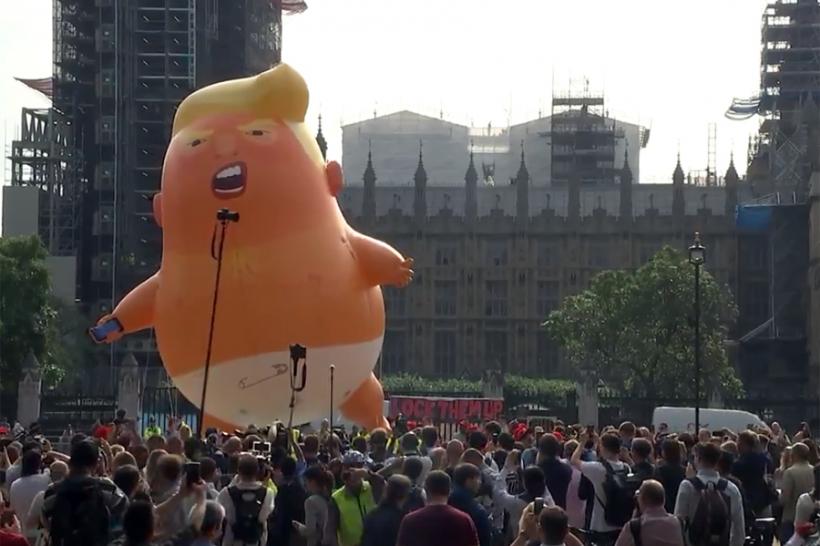 Un balon care îl reprezintă pe Trump bebeluș în scutece, lansat în timpul protestelor de la Londra