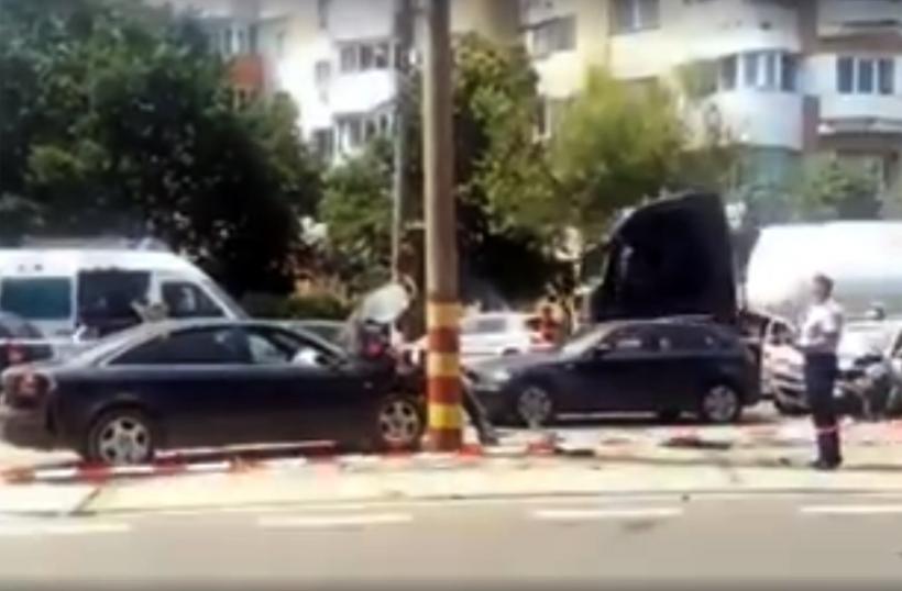 VIDEO - Accident deosebit de grav în cartierul Pipera din Capitala. Un șofer a lovit 5 mașini și acum este căutat de polițiști