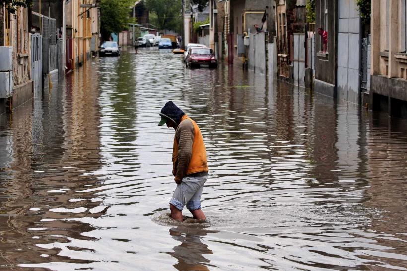 Mai multe localităţi din Braşov afectate de inundaţii cer Guvernului peste 10 milioane lei pentru refacerea infrastructurii