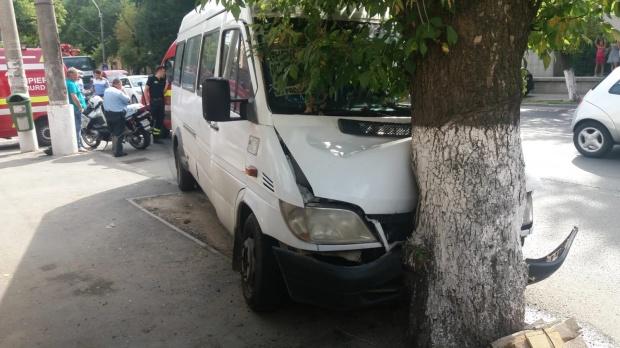 Accident GRAV cu un microbuz in Capitală. S-a oprit într-un copac