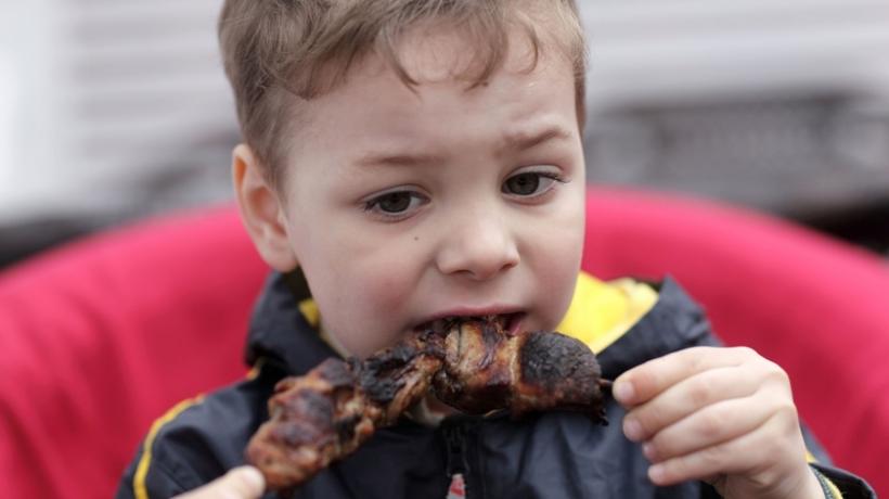 Excesul de carne şi obezitatea pot duce la apariția pietrelor la rinichi la copii