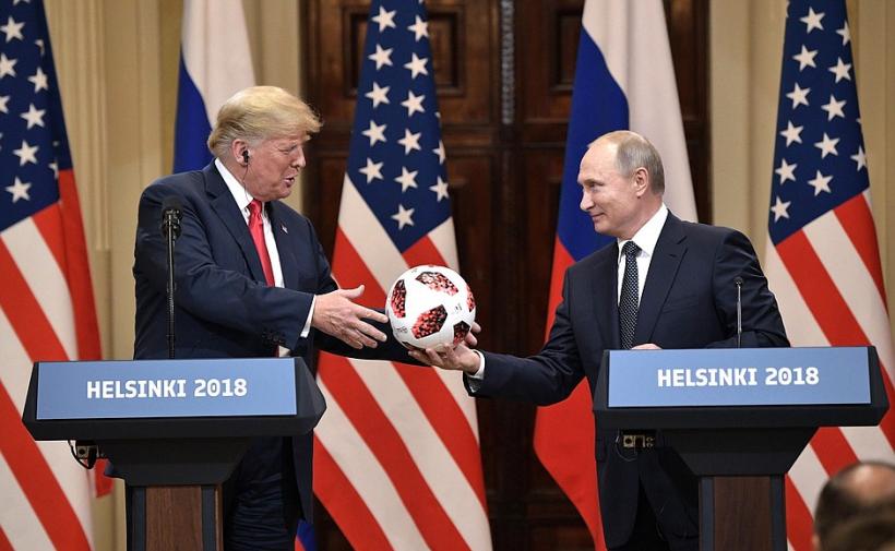 Trump, sfatuit sa verifice mingea daruita de Putin!