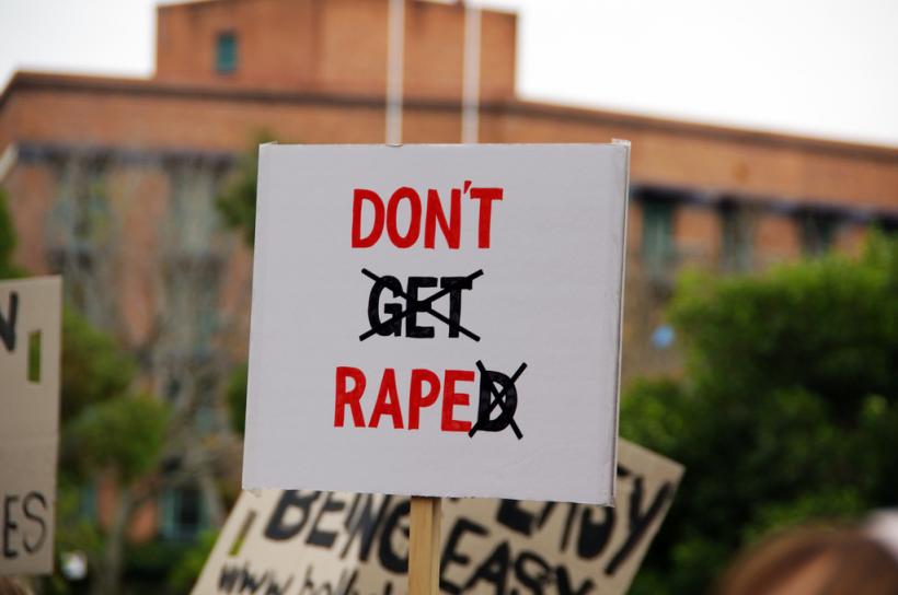 17 bărbaţi, acuzaţi că au violat o fată de 12 ani timp de şapte luni