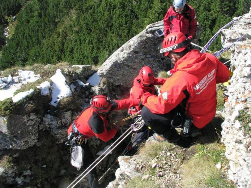 Alertă în Sibiu! O turistă poloneză a căzut într-o râpă în munţii Făgăraşului