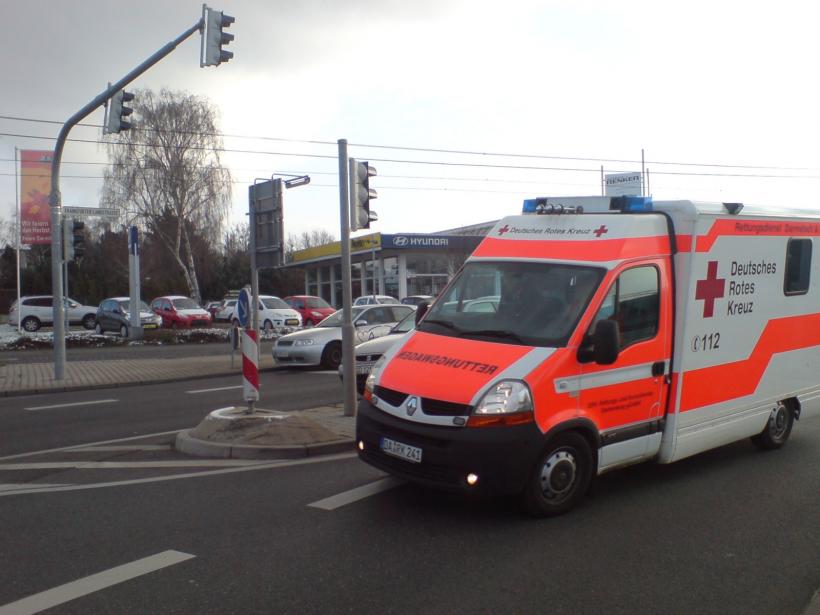 O ambulanţă care transporta o gravidă în travaliu s-a răsturnat 