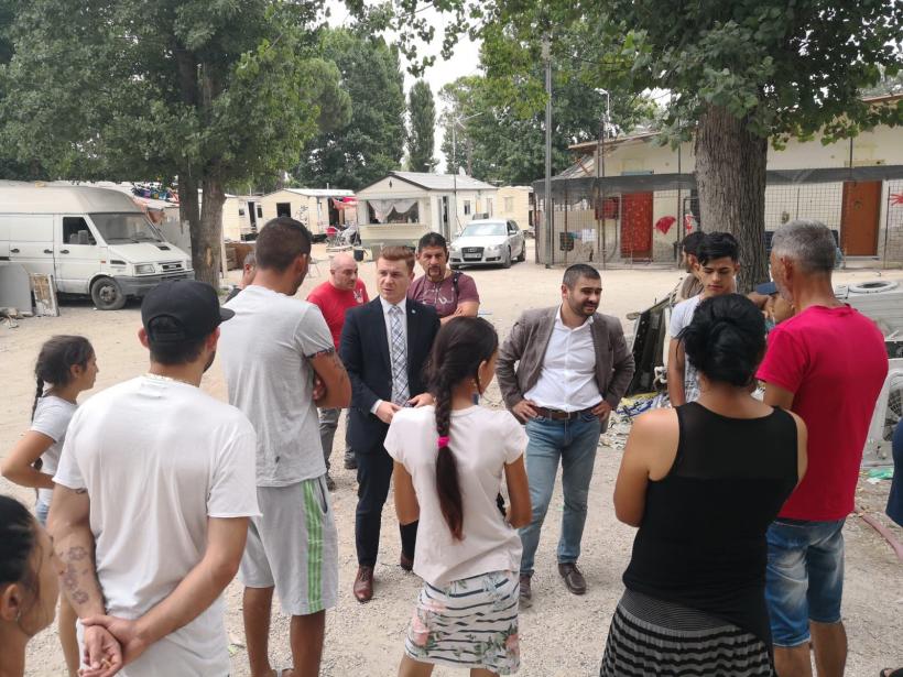 Autoritățile de la București invită romii din Italia să vină înapoi la muncă în țară