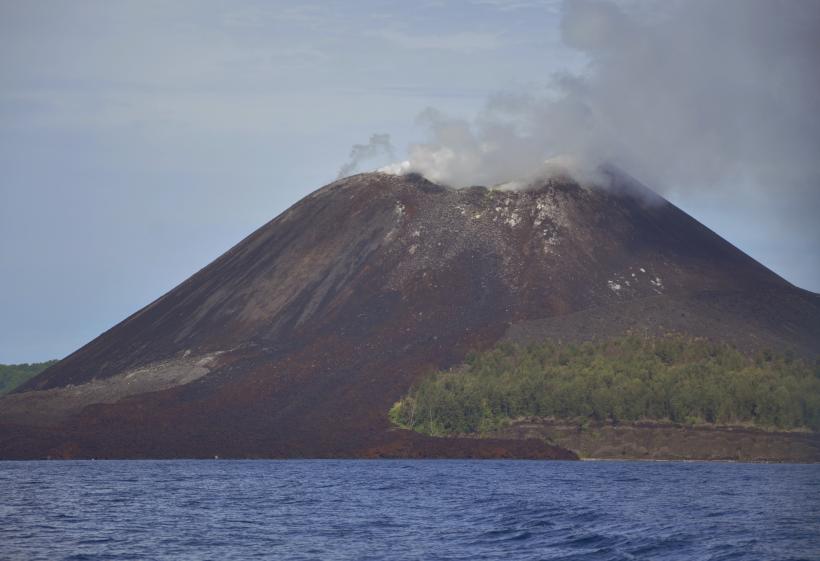 &quot;Copilul&quot; vulcanului Krakatau a erupt aruncând în aer cenuşă şi lavă
