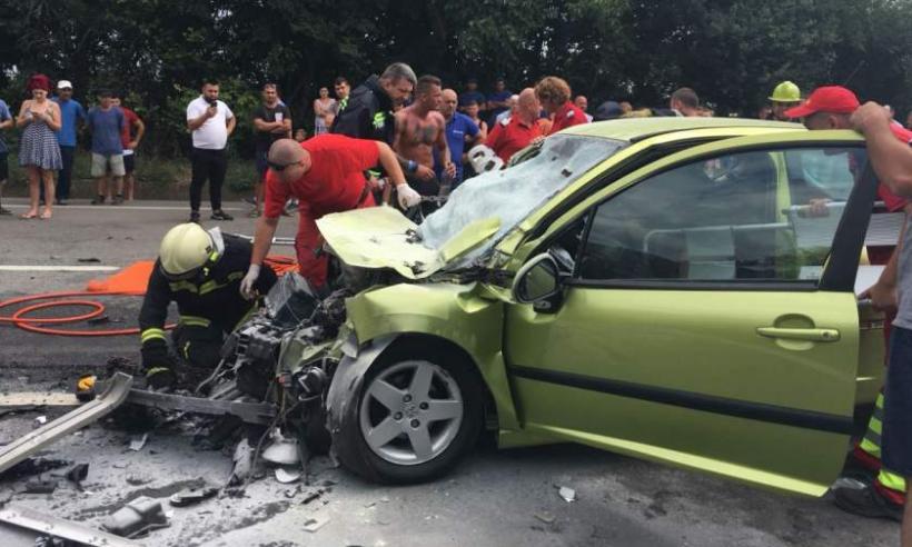 Trei persoane, rănite într-un accident, în apropiere de Costineşti