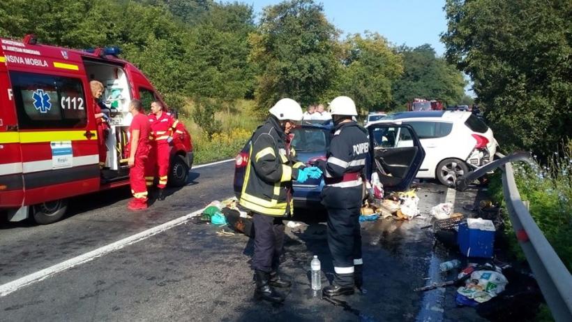 7 persoane, printre care 2 copii, rănite într-un accident pe DN 7 între Deva şi Ilia