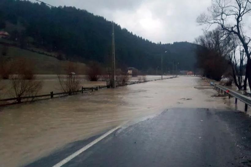 Circulația rutieră pe DN 1, oprită în Comarnic din cauza aluviunilor de pe carosabil
