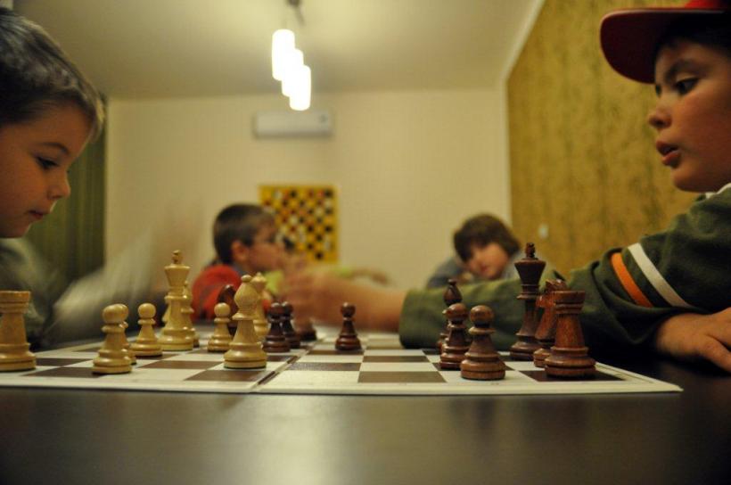 Elevii scutiţi la orele de educaţie fizică şi sport vor practica şahul