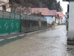 Mai multe străzi din Braşov au fost inundate din cauza ploiilor abundente