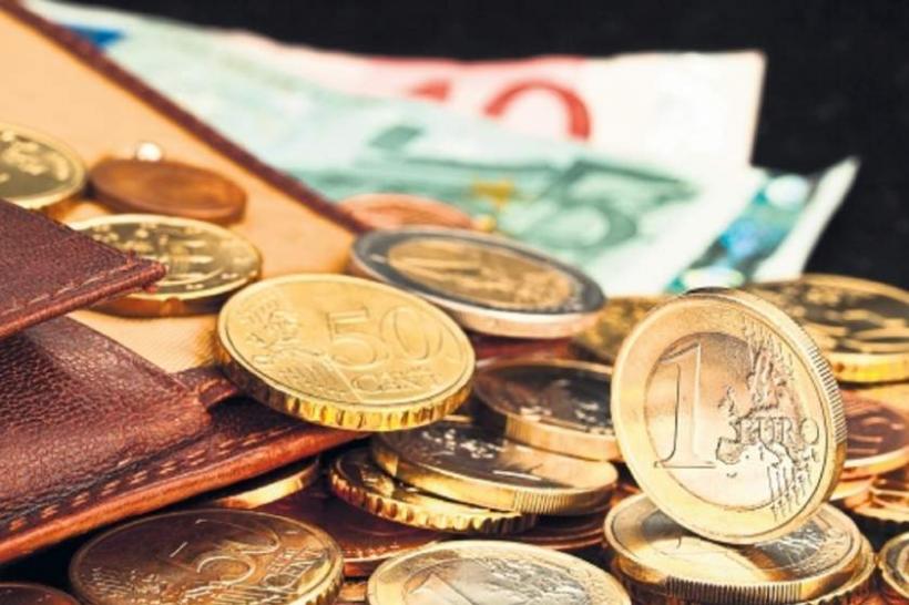Moneda naţională s-a apreciat, luni, în faţa euro până la 4,6512 lei/euro