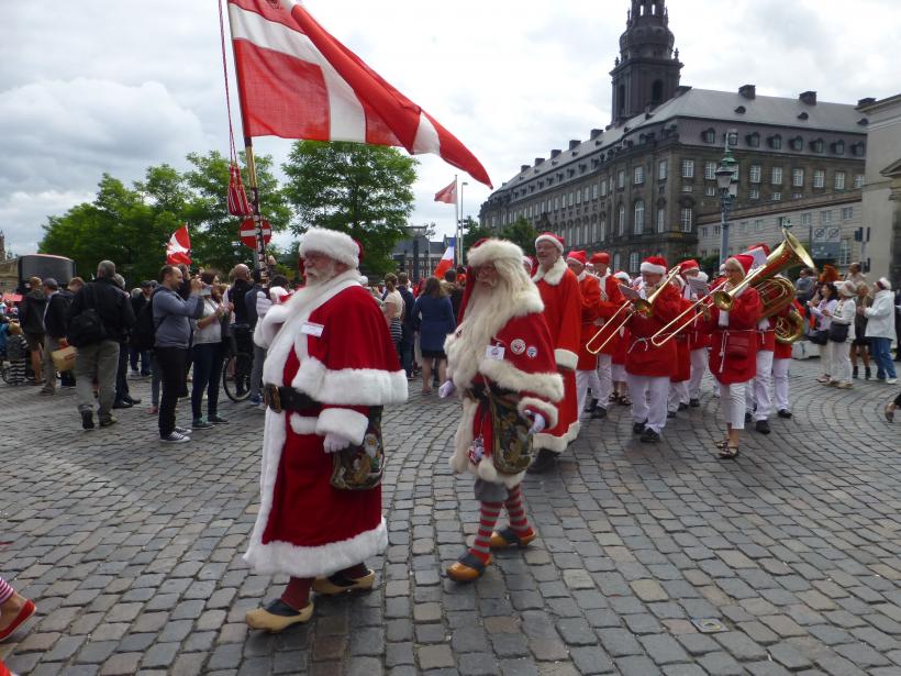 Moş Crăciuni din lumea întreagă participă la conferinţa anuală din Copenhaga