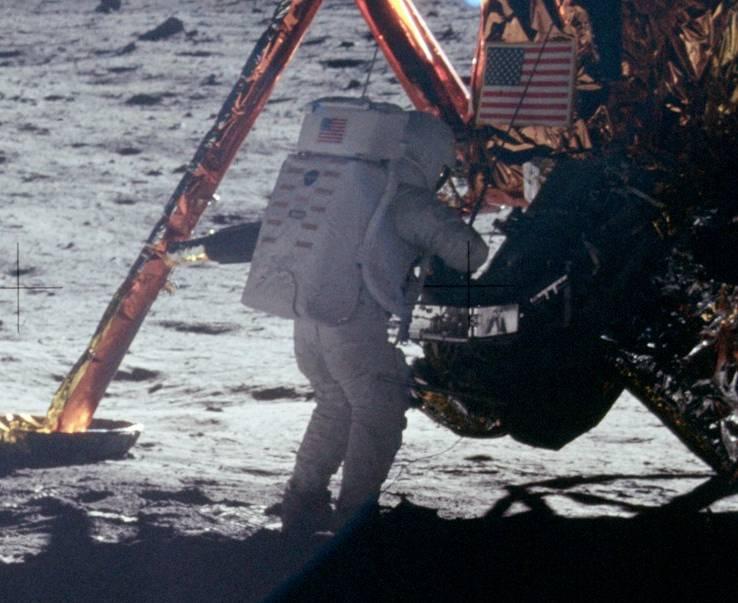 Obiecte ale astronautului Neil Armstrong, scoase la licitaţie