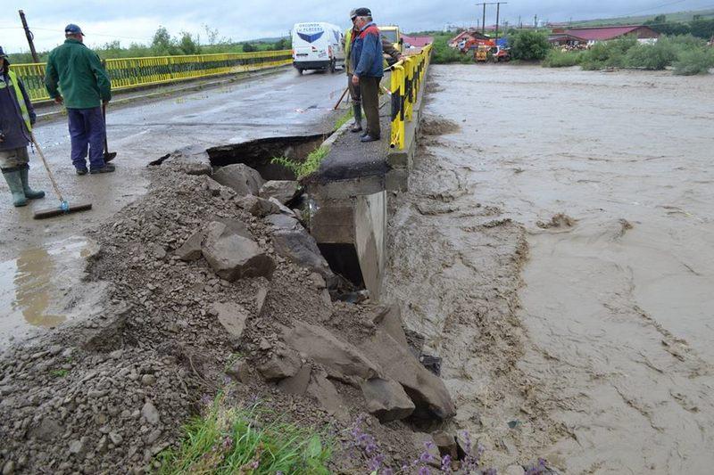 Podul de la Milişăuţi, a fost închis, după ce a fost afectat de o viitură