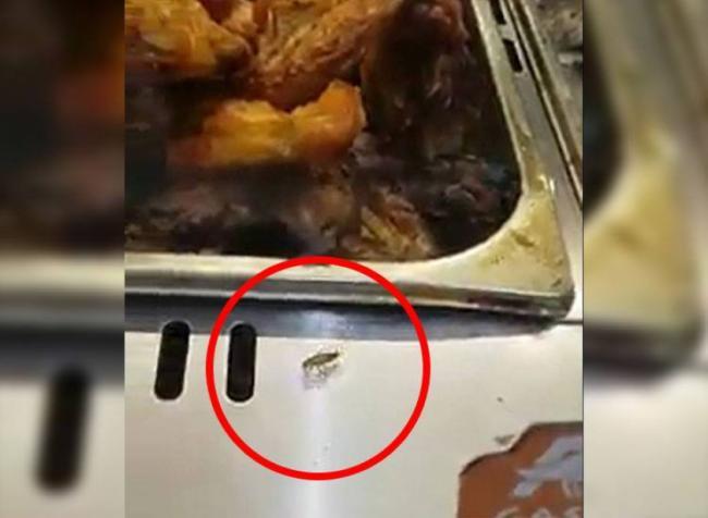 Un fast-food din Galaţi a fost închis după ce clienţii au filmat gândaci în vitrina cu mâncare