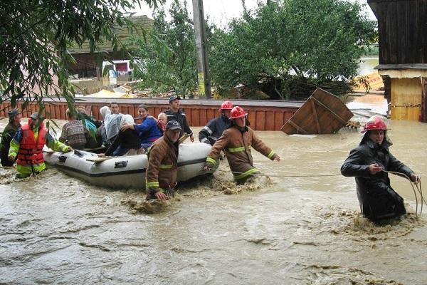 Zeci de locuinţe au fost inundate după ploile din ultimele 24 de ore