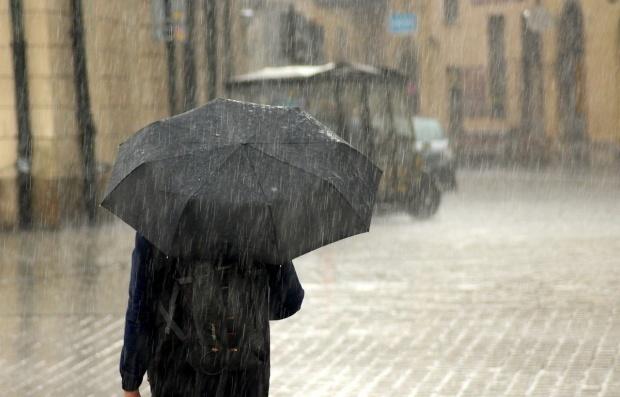 Cod galben de ploi torenţiale şi vijelii în Bucureşti, până la 19:30